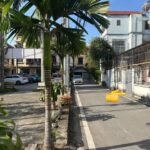 Ô tô tránh trước cửa, view sân chơi thoáng chill khỏi bàn.